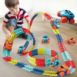 petit garçon qui joue avec un circuit voiture circuit voiture enfant cadeau de noel 