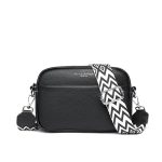 Sac à main noir en cuir texturé avec bandoulière amovible à motif zigzag noir et blanc, design moderne et élégant, idéal pour la mode urbaine.