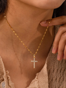 Collier Croix Doré Éclatant avec Zirconia