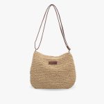 Sac à main en paille tressée beige avec bandoulière en cuir marron, style bohème chic, idéal pour l'été et les sorties décontractées.