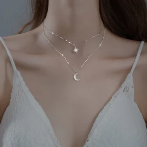 Collier Argent avec Pendentif Lune Élégant et Raffiné