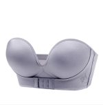 Soutien-gorge bustier gris sans bretelles, design lisse et rembourré, fermeture à agrafes, lingerie féminine élégante et confortable.