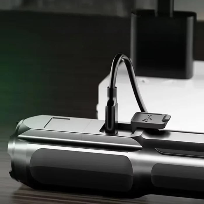 Powerful_EDC_LED_flashlight___Self-defense_gadget_with_strong_light_beam_and_practical_functions_1